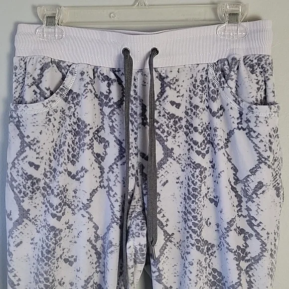 Cozy soft snakeskin lounge set - Picture 8 of 13